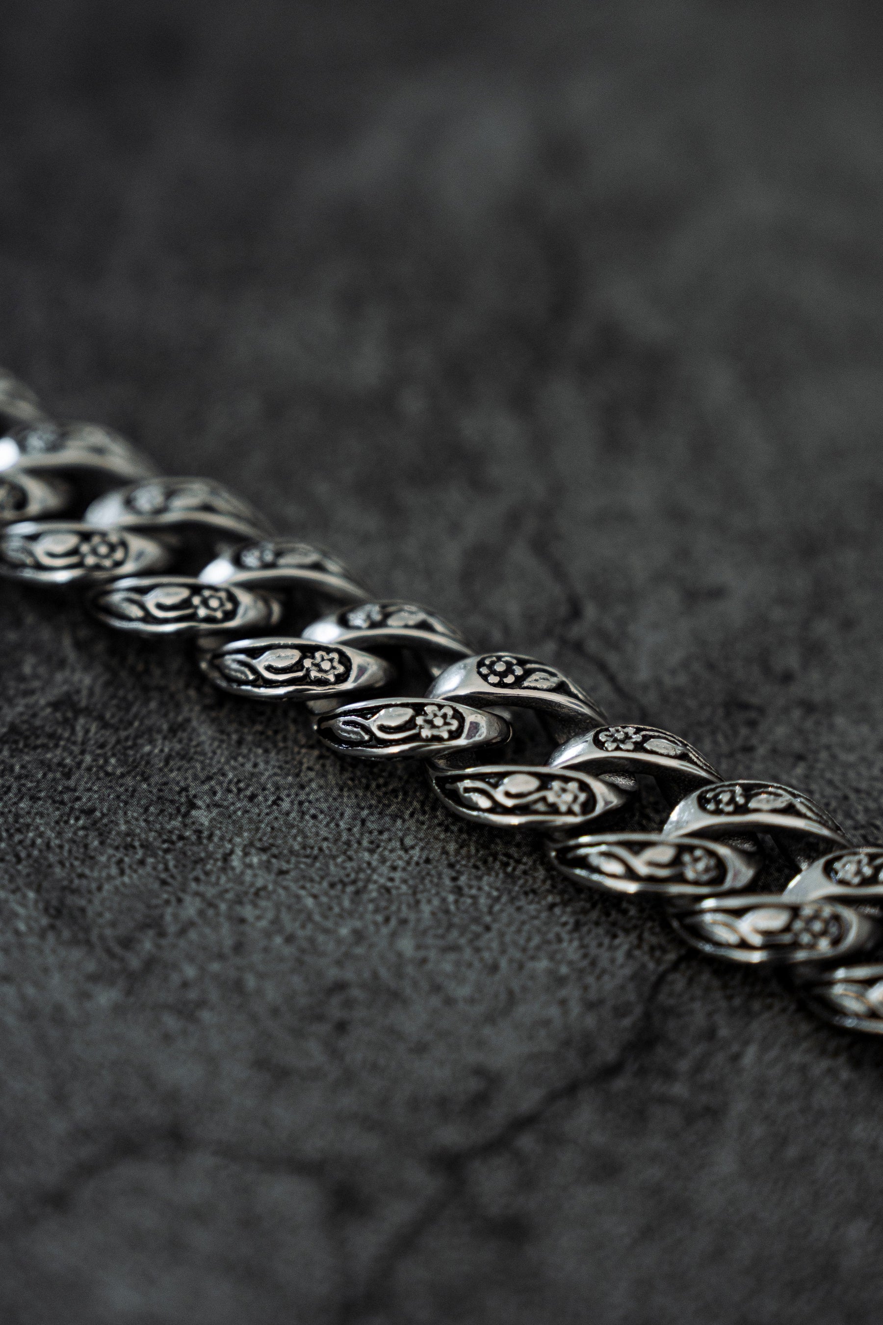 relentless betrayal - monarch bracelet chain detail